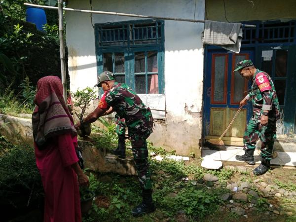 Pasca Gempa, Babinsa di Kecamatan Cibeber Bantu Bersihkan Puing-puing