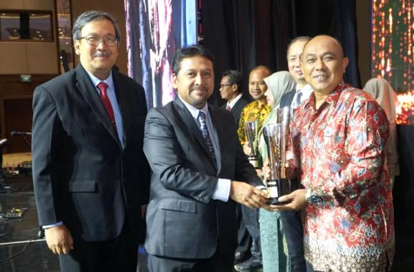 Kelola Pendidikan Berkualitas, GREAT Edunesia Dompet Dhuafa Raih Trofi SNI Award 2024