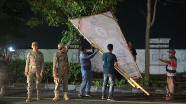 Masuk Masa Tenang, Bawaslu Sidoarjo Tertibkan Alat Peraga Kampanye, Termasuk Medsos