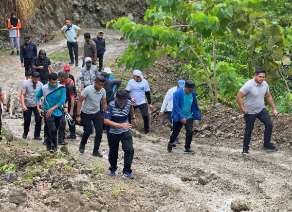 Weekend, Guru dan Pelajar Nikmati Hiking di Bukit Sukun Bersama Pj Gubernur Sulbar