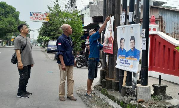 Masa Tenang Pilkada, Panwaslu Grogol Bersama PPK Turun ke Jalan Bersihkan APK