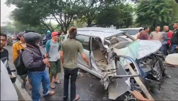 Dramatis! Mobil Keluarga Ringsek Tabrak Truk Tronton, Sopir Terjepit