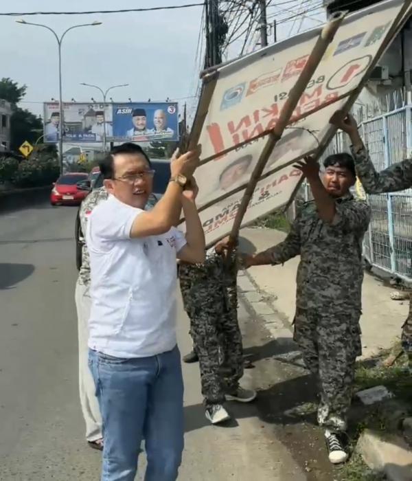 Calon Bupati Bekasi Dani Ramdan Turun Langsung Copot APK Sendiri