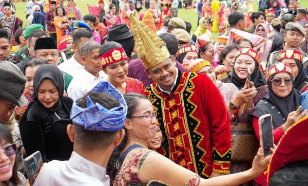 Bobby Nasution Peringati Hari Guru Nasional, Bersama Guru Pakai Busana Adat Tradisional