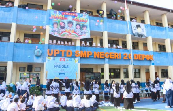 Siswa di SMPN 26 Depok Menyambut Perayaan Hari Guru Nasional ke-79 Dengan Meriah