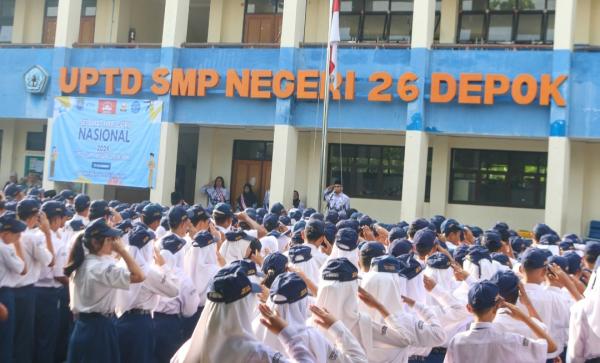 Sejumlah Guru di SMPN 26 Depok Menjadi Petugas Upacara Pada Peringatan Hari Guru Nasional ke-79