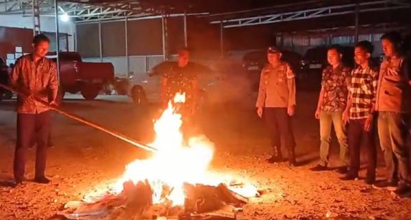 KPU Sumba Timur Bakar Ribuan Surat Suara Pilkada Bupati dan Wakil Bupati Serta Gubernur NTT