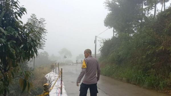 Imbas Hujan Deras, Bahu Jalan di Banjarwangi Amblas, Petugas Pasang Pembatas Jalan