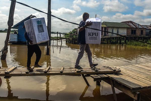 Potret Distribusi Logistik Pilkada Serentak ke TPS di Daerah Perairan Kota Palembang