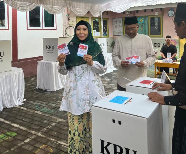 Umi Rohmi Nyoblos di TPS 6 Selong Lombok Timur