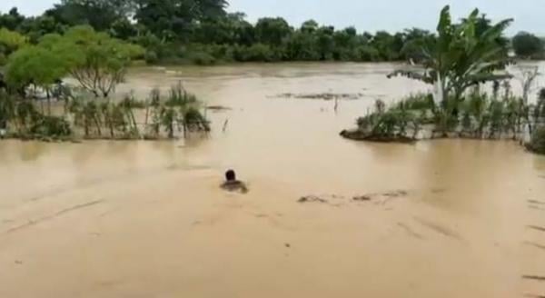 Detik-detik Menegangkan Polisi Lawan Arus Banjir Demi Selamatkan Nyawa Lansia di Tumpatan Nibung