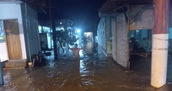 Hujan Deras dan Air Laut Pasang, Desa Sidogiri di Pasuruan Terendam Banjir