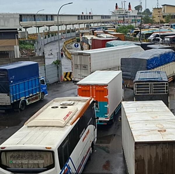 Kendaraan Expedisi Menumpuk di Pelabuhan Merak Imbas Cuaca Buruk, ASDP Kerahkan Kapal Besar