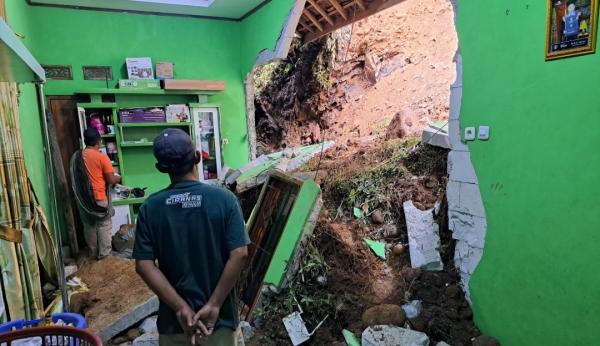 Banjir dan Longsor Landa Lebak, Rumah Tertimbun Tanah, Remaja Perempuan 14 Tahun Tewas