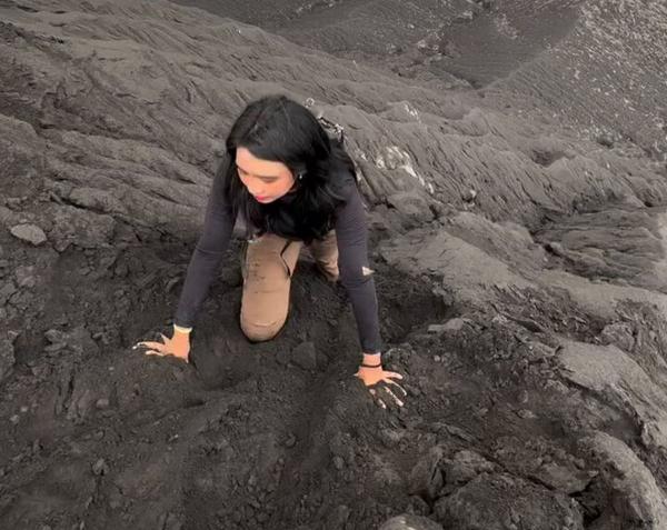 Dihujat Netizen, Aksi Nekat Wanita Naik Gunung Dukono Saat Erupsi ini Viral