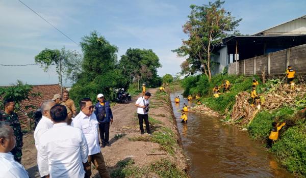 Hari Bakti PU ke-79, Pj Gubernur Jatim Salurkan Bantuan dan Tinjau Infrastruktur di Pasuruan