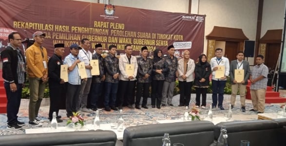 Rapat Pleno Penghitungan Manual, KPU Cilegon Tetapkan Pasangan Robinsar-Fajar Menang