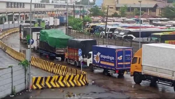 Perjalanan Ferry Terhambat Cuaca Buruk, Ini Reaksi Penumpang di Pelabuhan Merak