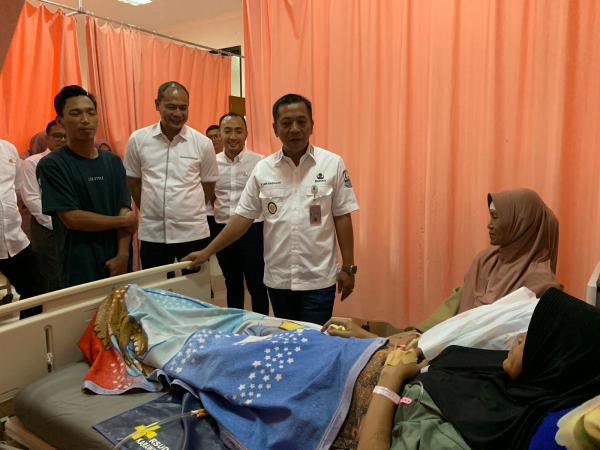 Bupati Aep Takjub Melihat Ibu di Karawang Lahirkan 4 Bayi Kembar dengan Selamat