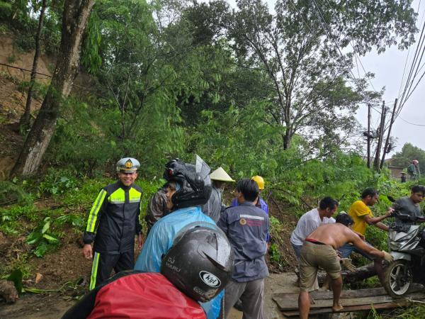 Breaking News, Jalan Palabuhanratu-Cibadak Tertimbun Longsor Jalur Menuju Sukabumi Lumpuh Total