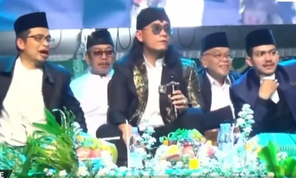 Viral! Gus Miftah Candai Pedagang Es Teh, Tapi KH Usman Ali Tertawa: Fakta Menarik & Profil Lengkap