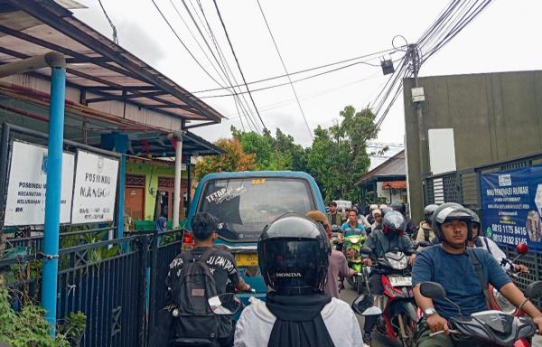 Penampakan Macet di Tanah Baru Depok, Imbas Adanya Pekerjaan Pemasangan Sheet Pile