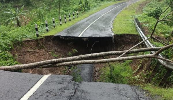 Cuaca Ekstrem Sebabkan Jembatan Ambruk di Sukabumi