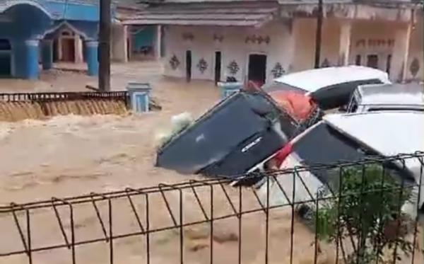 Viral Sejumlah Mobil Hanyut Terbawa Derasnya Arus Banjir di Sukabumi