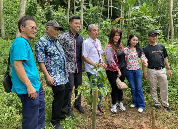 Kisah Rektor SCU Semarang Kena “Kartu Kuning” Karena Potong Dahan Pohon