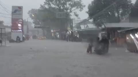 Jalan AH Nasution Mangkubumi Tasikmalaya Kembali Banjir, Kendaraan Banyak yang Mogok