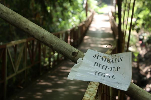 Warga Ponorogo Nekat Melintas di Jembatan Miring; Kalau Memutar Jauh