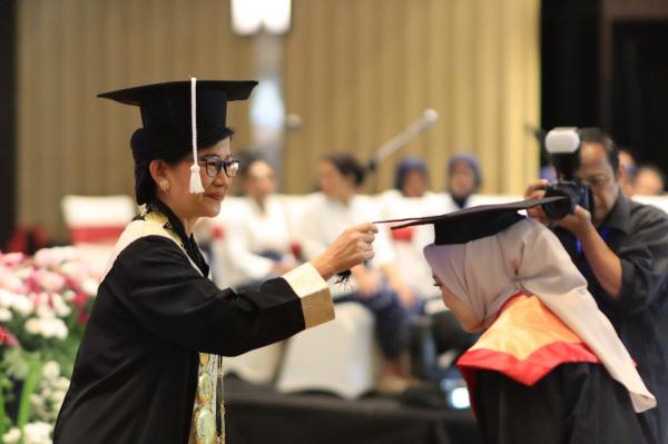 FOTO: STIKES Telogorejo Wisuda 290 Mahasiswa, 75% Sudah Diterima Kerja Sebelum Lulus