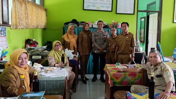 Polsek Cikoneng Sosialisasikan Bahaya Kenakalan Remaja kepada Guru SMPN 1 Sindangkasih