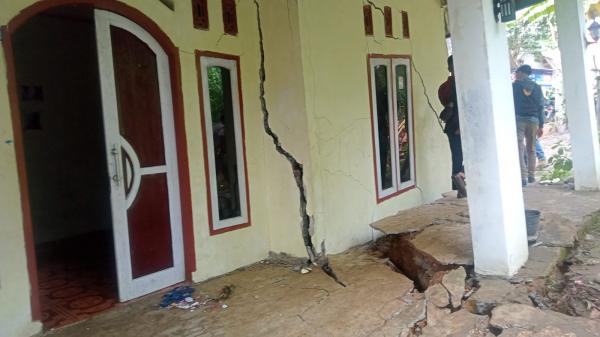 Pergerakan Tanah Terus Terjadi, Rumah Warga di Sindangbarang Rusak