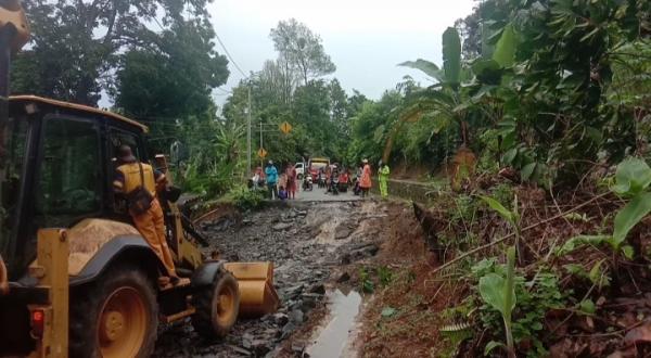 Jalan Bayah-Cikotok Terputus Akibat Longsor, Warga Kesulitan Akses