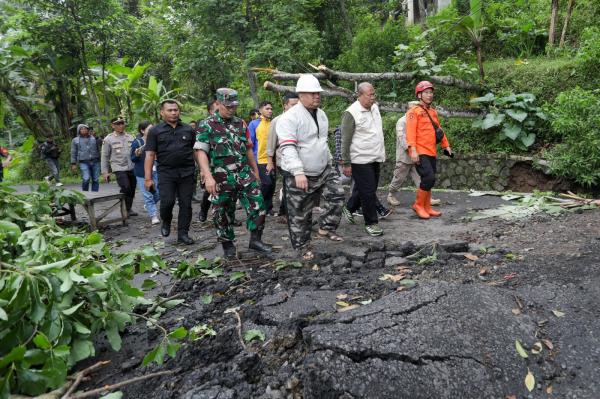 Kunjungi Korban Banjir Sukabumi, Wakil Ketua DPR Soroti Ketersediaan BBM di Lokasi