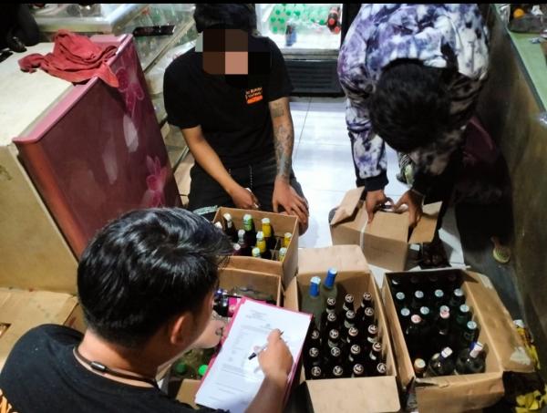 Satreskoba Polres Subang Amankan Ratusan Botol Miras dari Operasi Pekat di Dua Titik