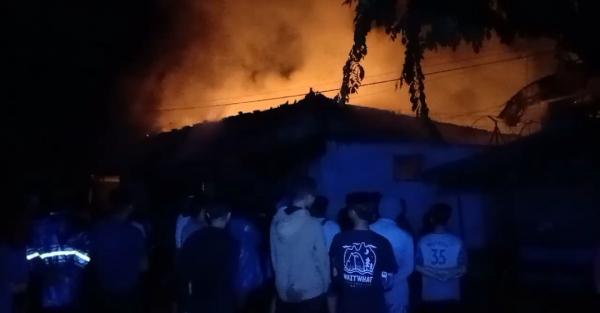 Toko di Winongan Pasuruan Terbakar Hebat di Tengah Banjir