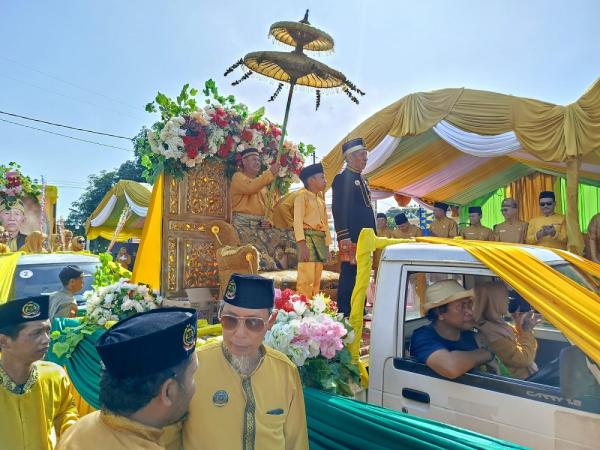 Pj Bupati Kobar Lepas Pawai Nasi Adab HUT Kobar ke-65