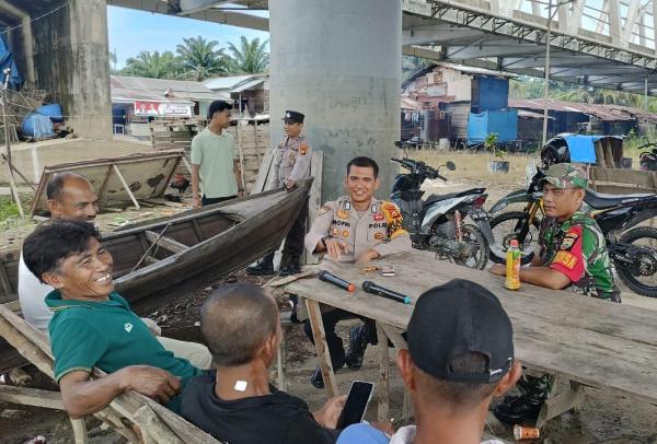 Pilkada Nerlangsung Aman TNI-Polri di Polsubsektor Pelalawan Patroli Bersama Sambangi Masyarakat.