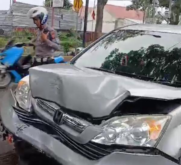 Brak! Mobil Rombonga Kades di Cianjur Ringsek Setelah Nabrak Pohon dan Reklame