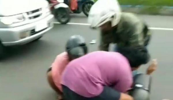 Tiga Orang Terkapar Tabrak Gerobak Pengangkut Rongsokan di Jombang, Pengendara Kabur