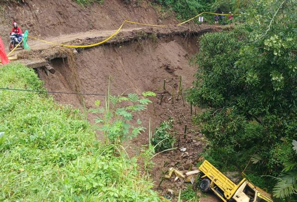 Jalan Licin Imbas Hujan Deras Sebuah Mobil Truk Masuk Jurang 