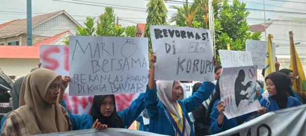 Peringati Hari Anti Korupsi Sedunia 2024, PMII Kota Banjar Unjuk Rasa di Depan Kantor DPRD