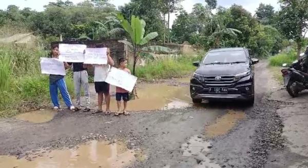 Warga Rumpin dan Parungpanjang Mengeluh Jalan Rusak, Komisi IV DPRD Minta Atensi Bupati Bogor