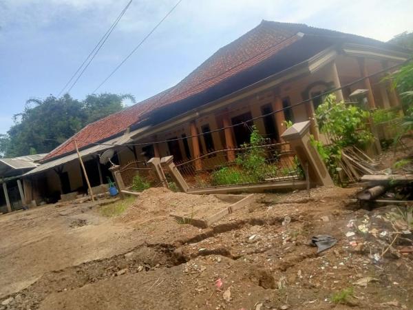 Banjir dan Longsor Isolasi Warga Balekembang Sukabumi, Bantuan Mendesak Dibutuhkan