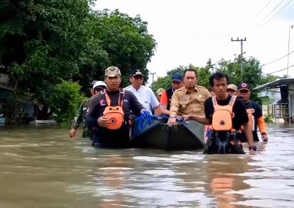 Pj Bupati Jombang Tinjau Lokasi Banjir Luapan Sungai Kesamben, Lewati Air Setinggi Perut!