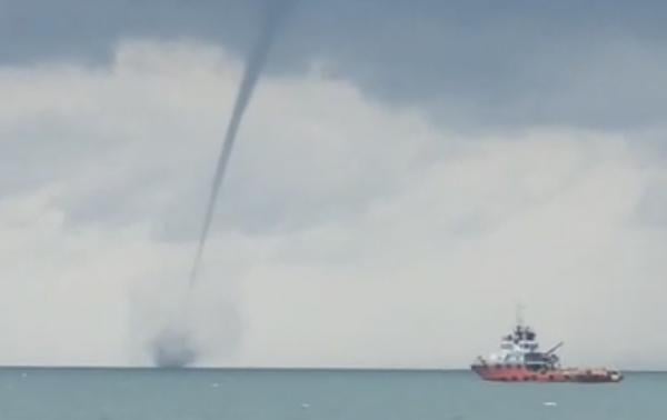 Fenomena Waterspout Terekam di Perairan Lamongan, Viral di Media Sosial