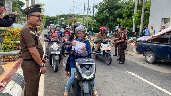 Dalam Rangka Peringati Hakordia, Kejari Tuban Bagikan Kaos dan Stiker Kepada Pengguna Jalan