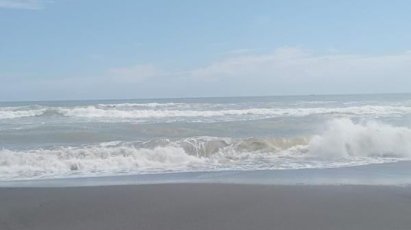 Gelombang Tinggi, Warga yang Tinggal di Pesisir Pantai Apra Tetap Waspada